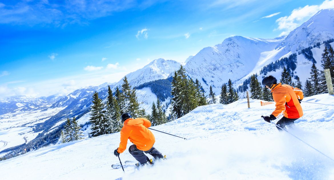 esquiadores em destino de neve