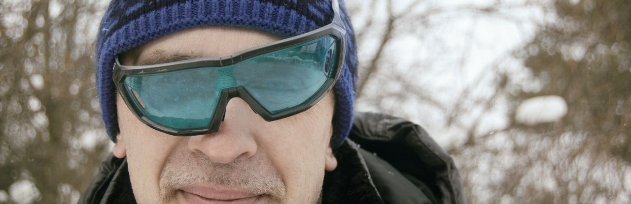 Esquiador com óculos de esqui torto